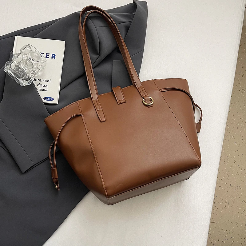 حقيبة يد نسائية من الجلد بتصميم كلاسيكي بكتف واحد...