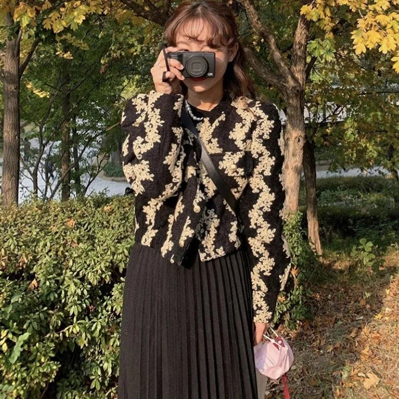 Spring New 2024 Vintage Short Jacket Female Long Sleeve Outwear Korean Elegant Gold Embroidery Black Winter Coat Women indie