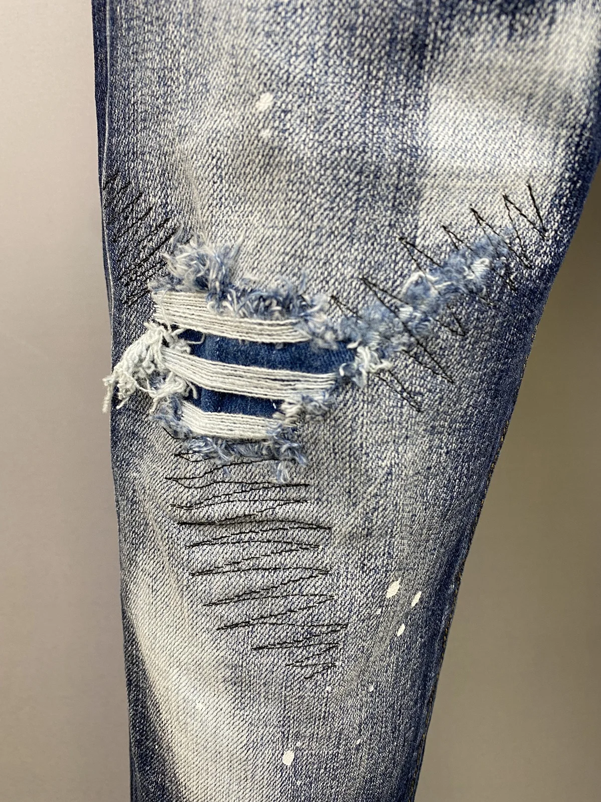 2024 Spring/Summer New D2 Jeans, Men's Washed and Worn Hole Patches, Painted Embroidery, Hand Sewn Small Feet Blue