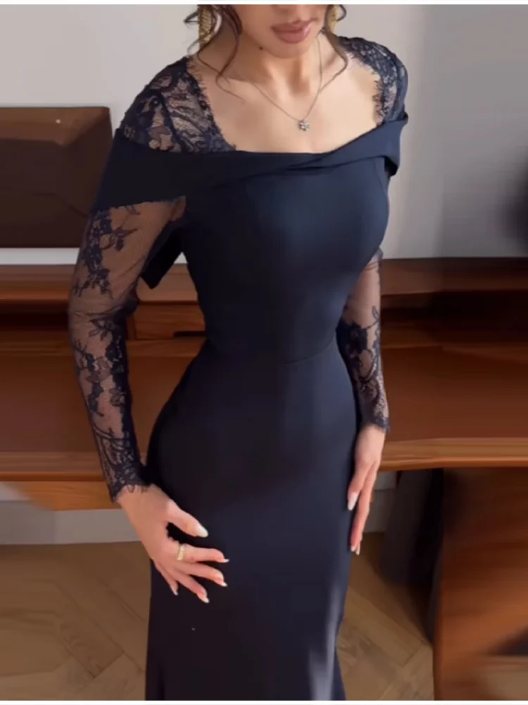 فستان بني طويل بتفاصيل دانتيل وظهر مفتوح