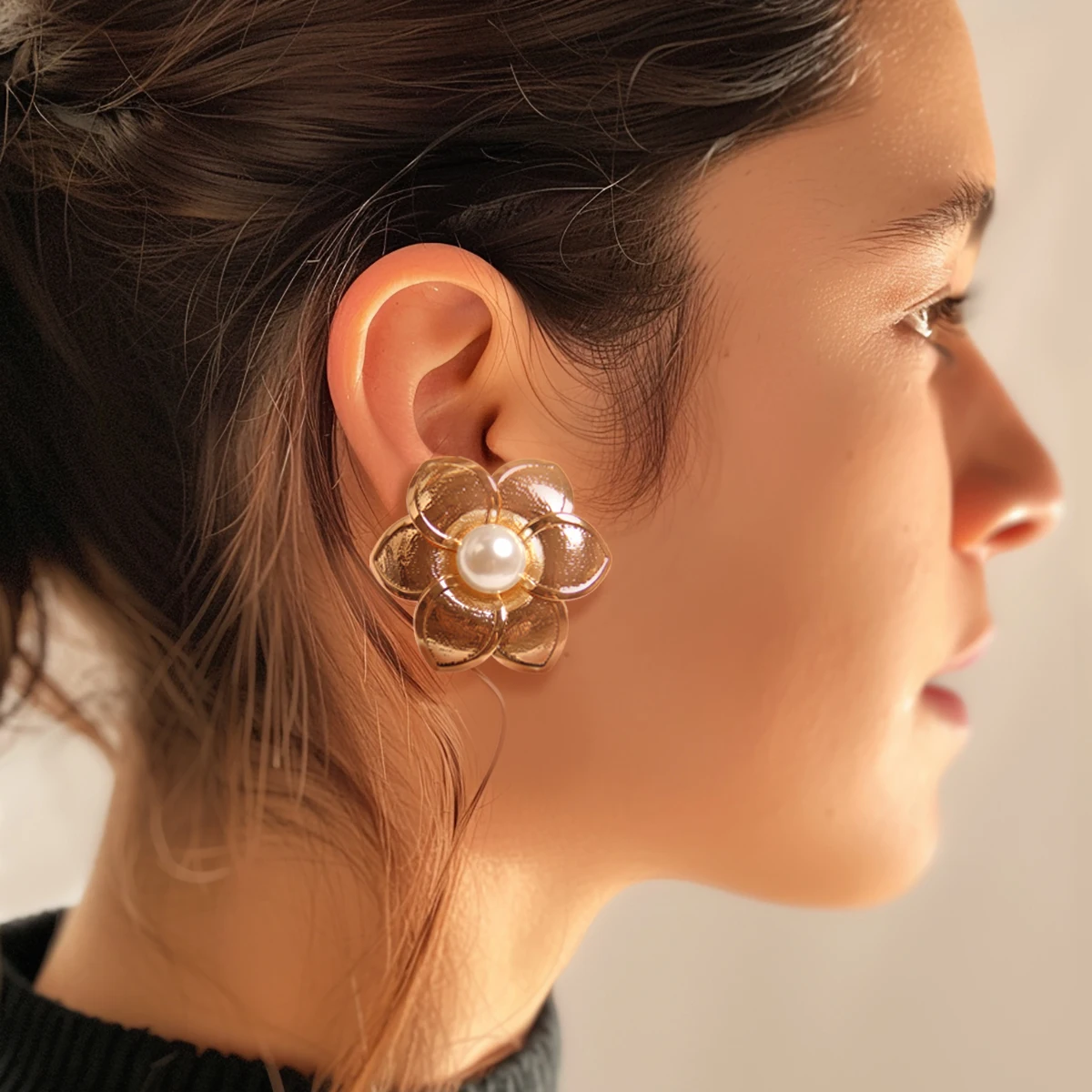 

Simple Fashion Petal Inlaid Pearl Metallic Earrings