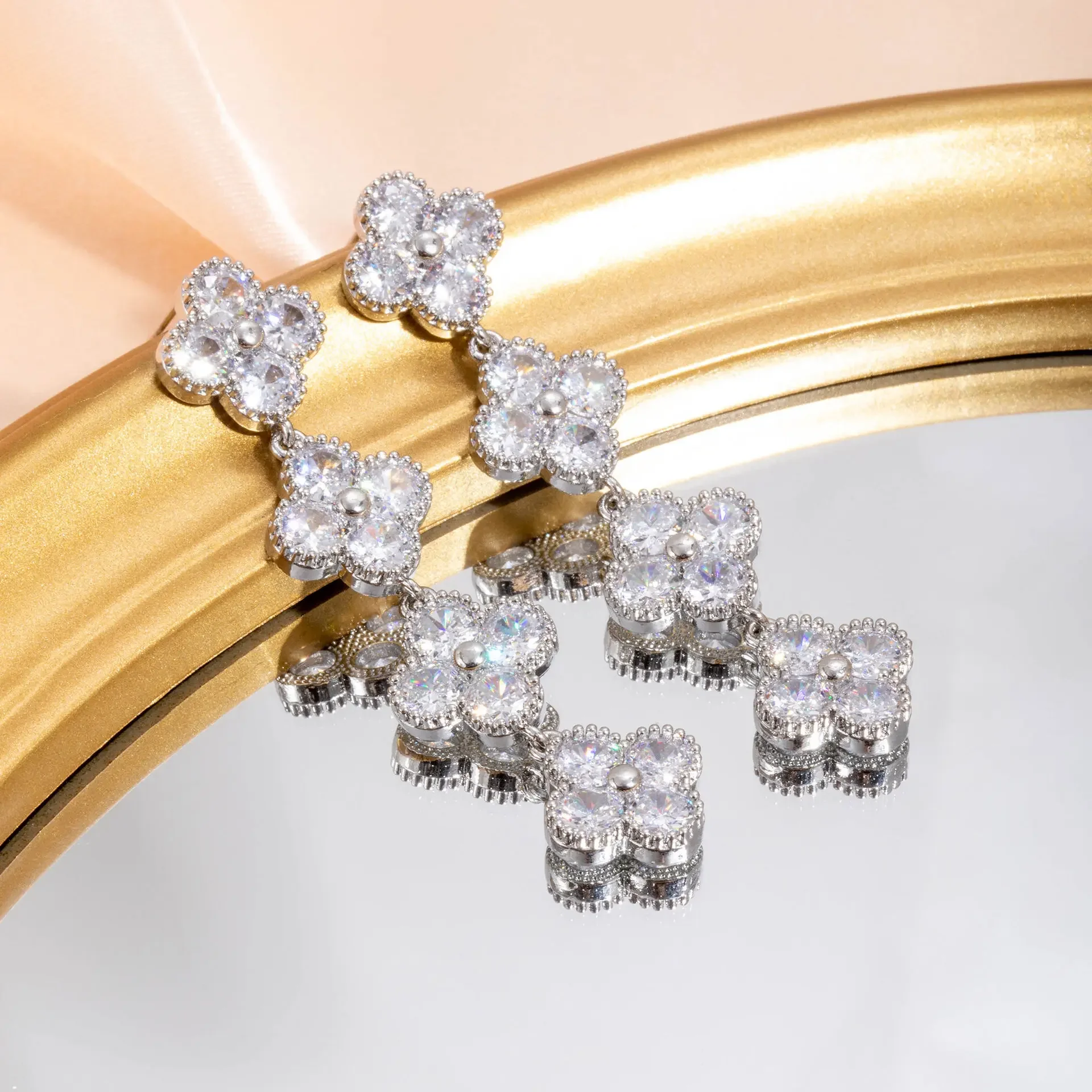 ECL4BGCRY Earring main image 0