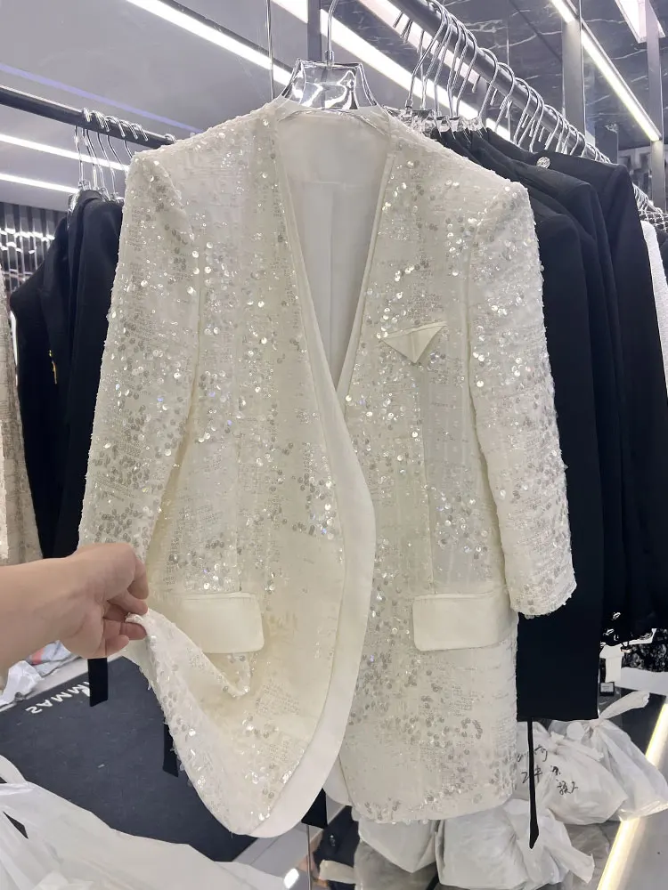 Рисунок 3 - Элегантный женский блейзер с V-образным вырезом