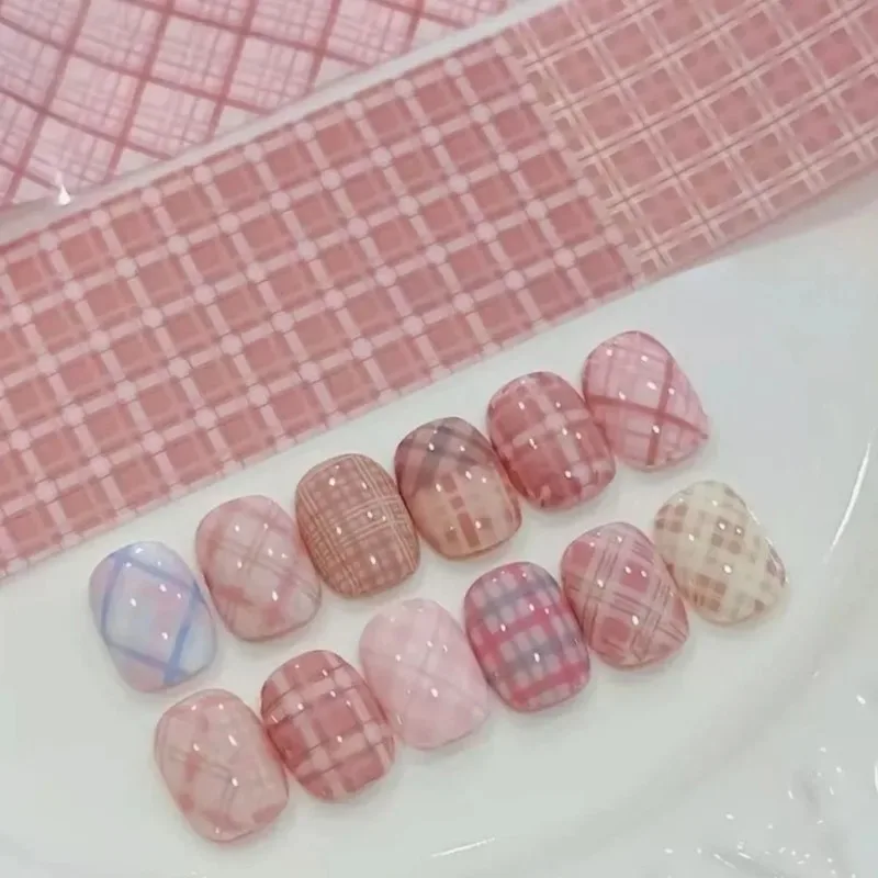 10pcs 네일 아트 포일 전사지 핑크 그리드 패턴 네일 스탬핑 스티커 DIY 네일을위한 스위티 카우보이 스타일 매니큐어 데칼