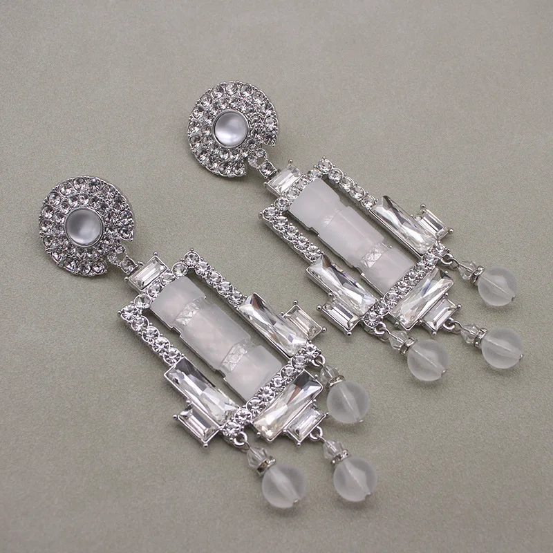 European and American exaggerated retro shoulder sweeping white rock sugar ear clip