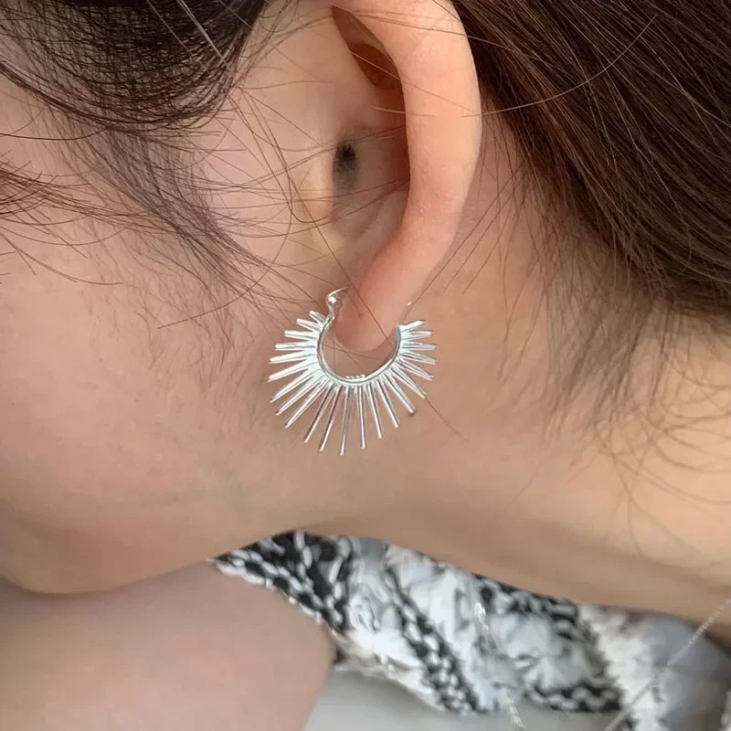 여성 유러피언 스타일 해바라기 슈팅 스타 후프 귀걸이, 힙합 바늘 이어 클립, 니치 트렌디 쥬얼리