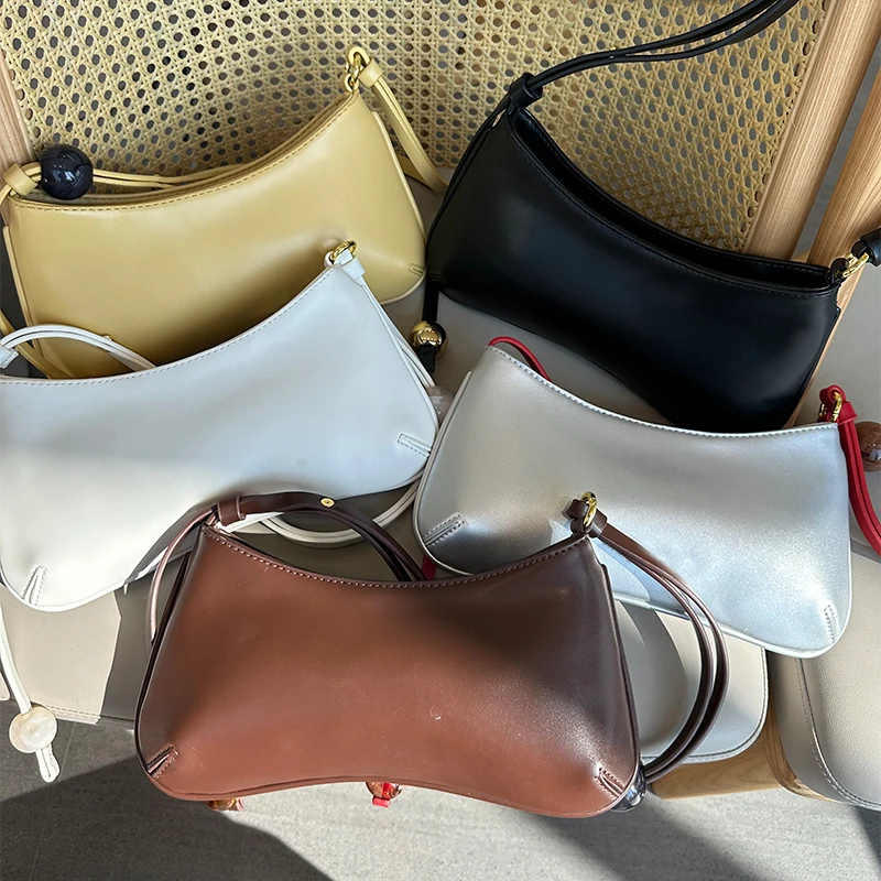 Sac à bandoulière simple en PU de couleur unie avec lettres en métal et perles pour femme, sac de fête polyvalent de petite taille_voghion.com