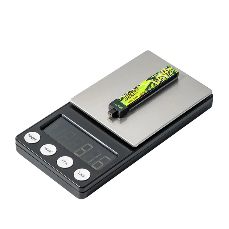 Batterie LiPo 3.7V pour mini drone RC, tenue en main montrant sa taille compacte