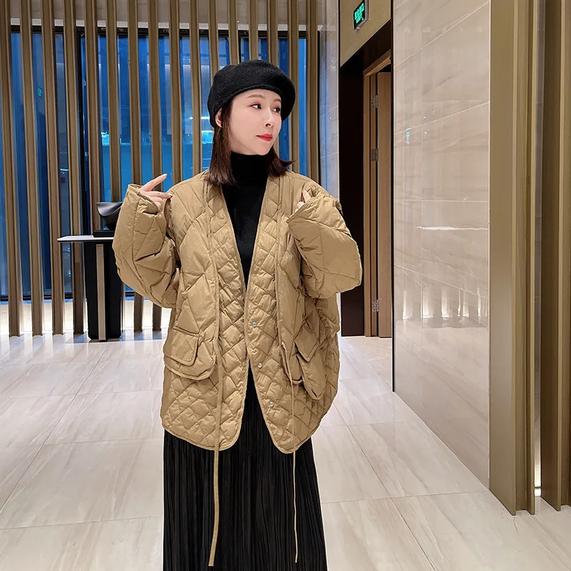 

Fashion diamond check short down jacket for women 2022 New V-neck loose light white duck down jacket for warm winter