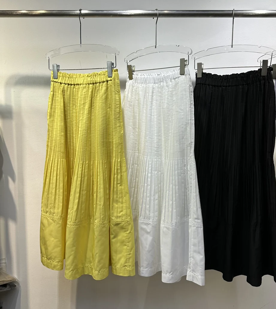 

2023 The new half skirt adopts high-density polyester fiber fashion fabric, crisp and simple style