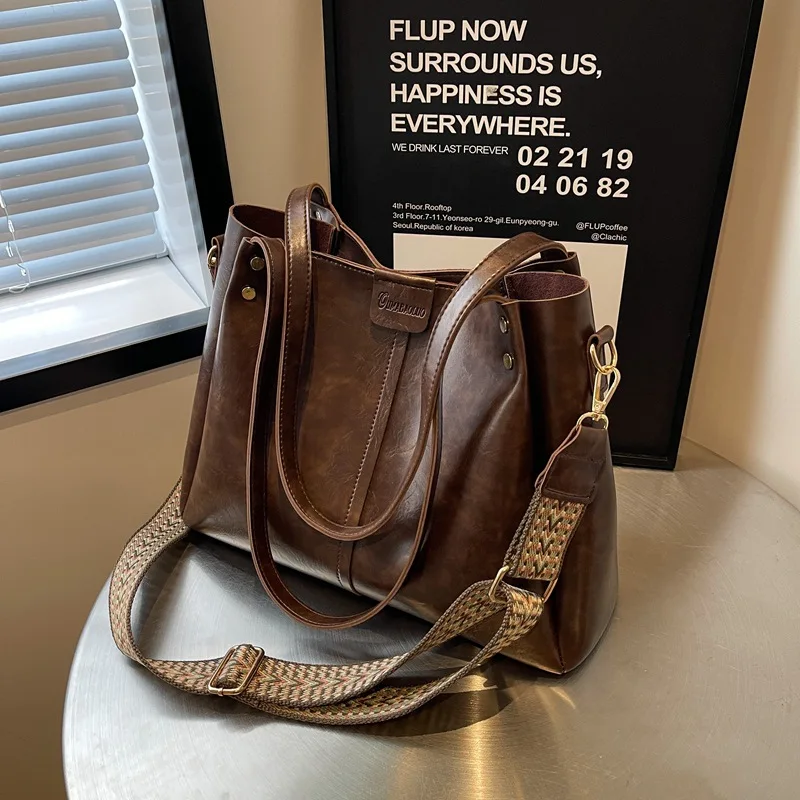 

Large capacity 2023 new female commuter bucket bag niche fashion Joker simple Europe and the United States one-shoulder diagonal