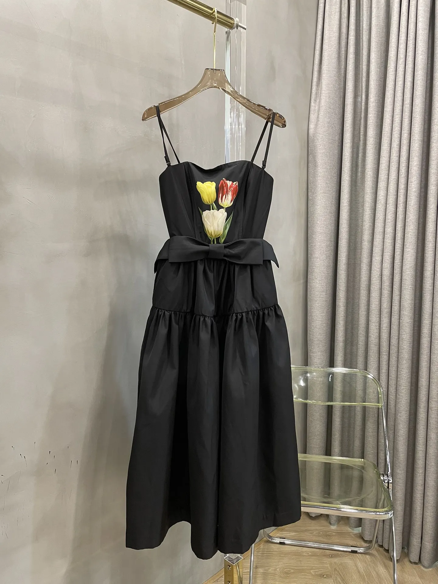 

The new floral print slip dress carefully cut the upper body to the chest design of the lower body three-dimensional pompo