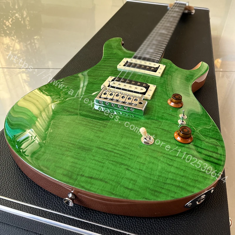

Классическая электрическая гитара с зеленым узором имеет глянцевую поверхность премиум-класса из чистого массива дерева.