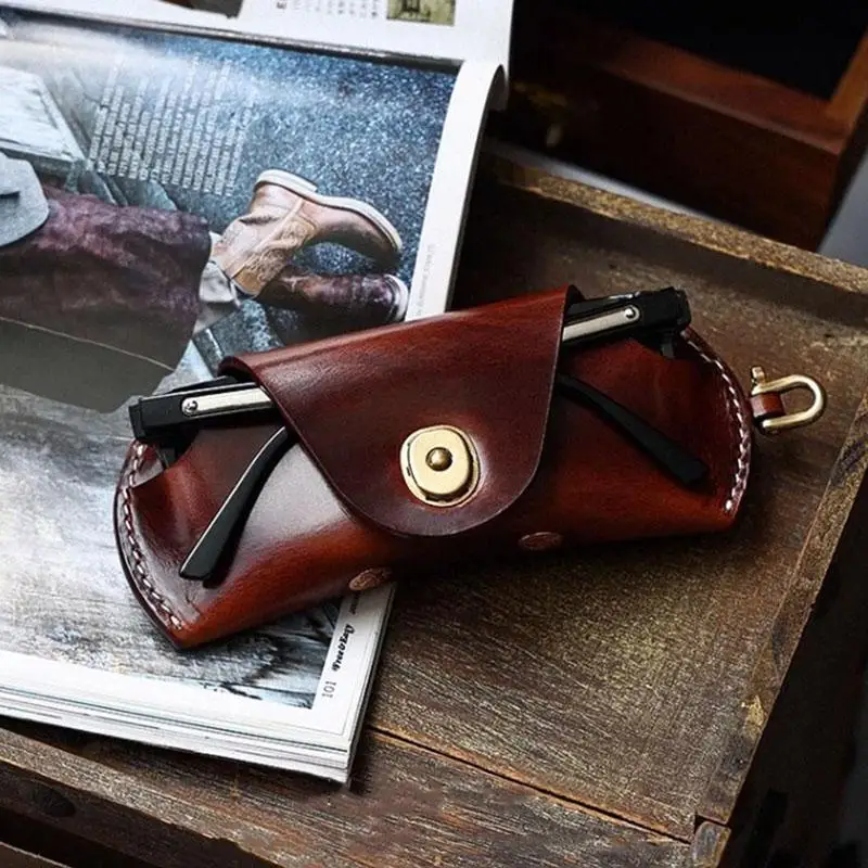 Unisex Retro Brillenetui aus PU-Leder zum Umhängen, tragbares Brillenetui mit Umhängeband, einfache handgefertigte Brillenaufbewahrungsbox – Detail 5