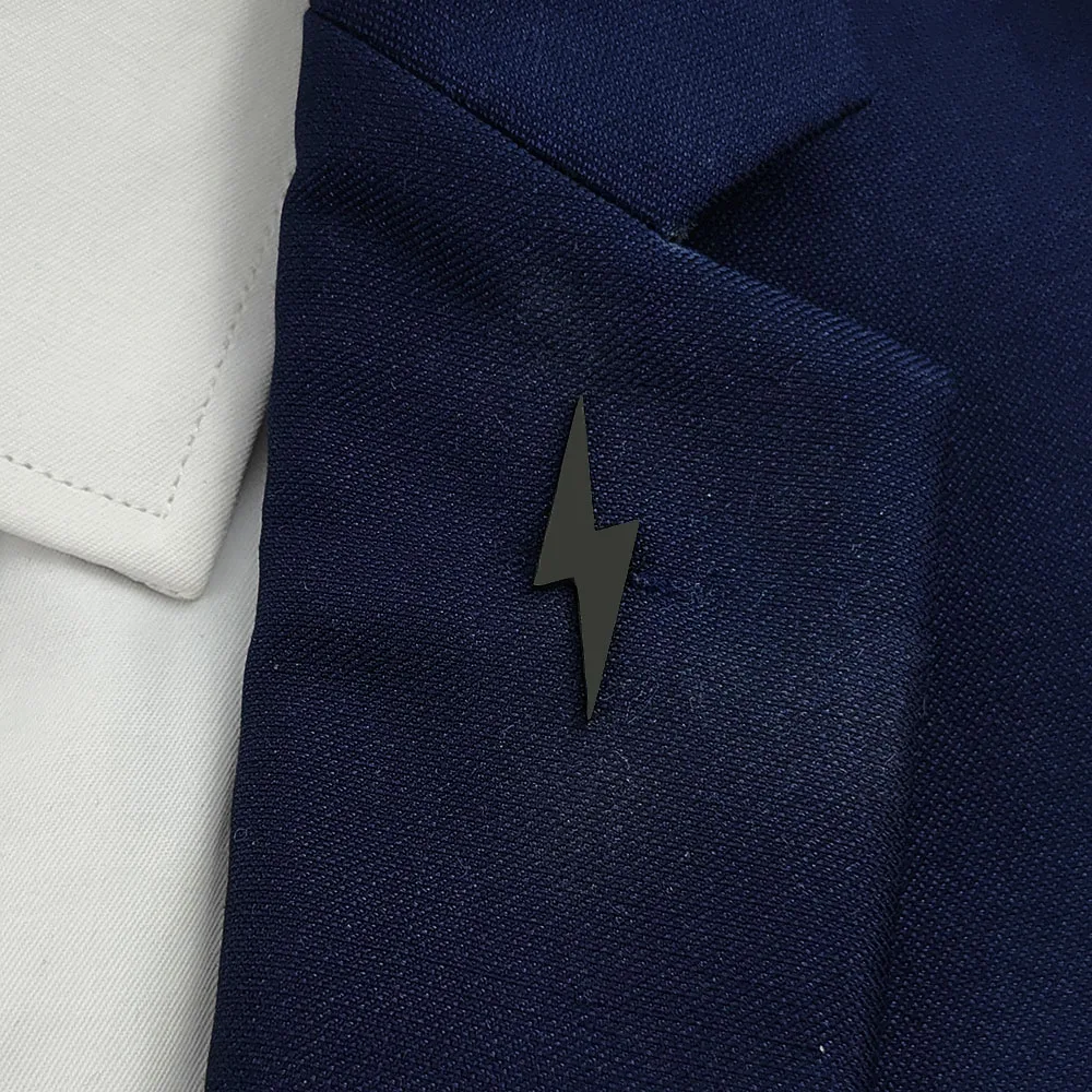 Kreative goldene Brosche mit Blitzbolzen-Symbol aus Edelstahl, modischer Rucksackanhänger, Anzug-Anstecknadel, Geschenkabzeichen für Freund – Detail 9