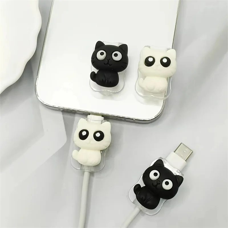 2pcs Novelty Cat-themed Cable Protectors Adorable Design Durable Plastic Connector Cover for iPhone / Type-C Charging Interface