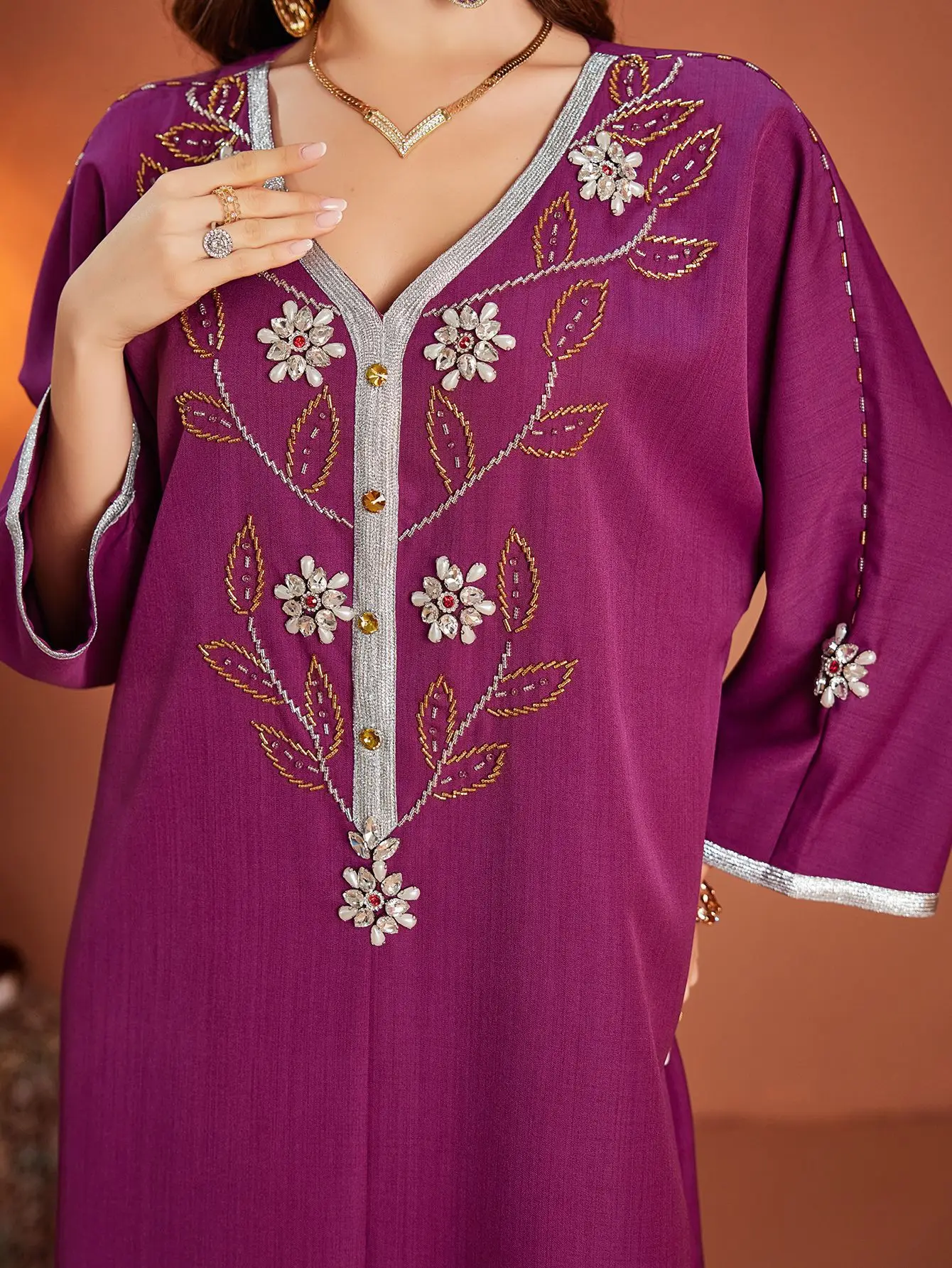 جلابية فوشيا بتطريز فضي أنيق