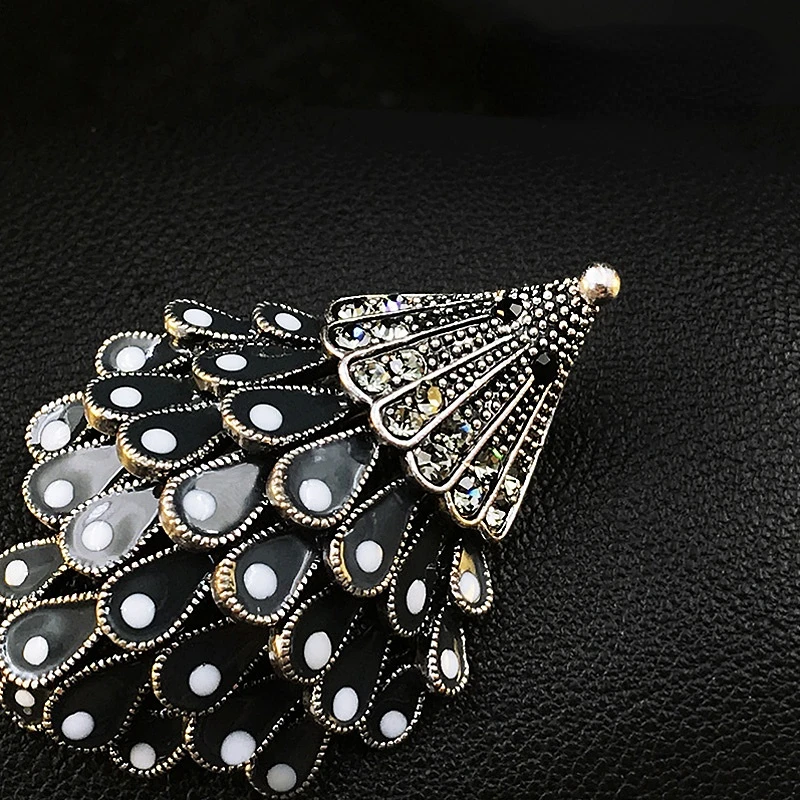Cute Vivid Hedgehog Brooch Exquisite High-End Retro Animal Corsage Simple Men and Women Coats Pin Accessories Rhinestone Jewelry