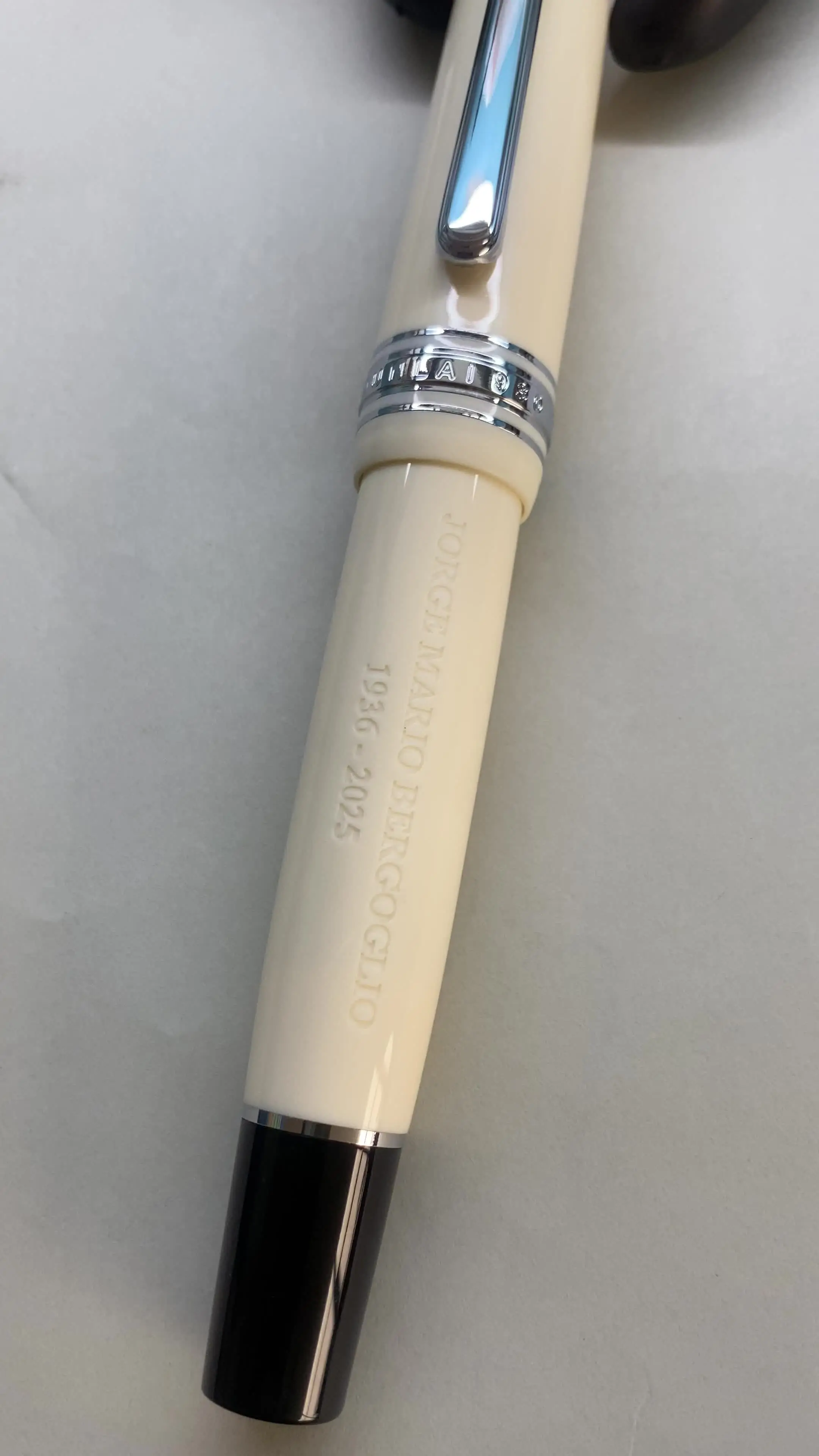Yongsheng Junlai 930 Stylo Plume Acrylique, #9 pointe fine avec système de remplissage à piston, réservoir d'encre de clôture vin rouge avec conception en forme de torpille (Garniture Dorée