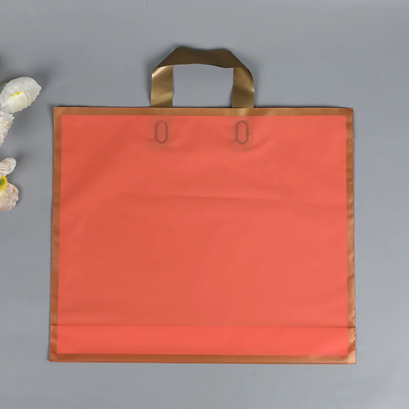 50 יחידות שקיות קניות מותאמות אישית עם לוגו זהב, שקיות מתנה פלסטיק לאריזת בגדים בעיצוב מודפס עם לוגו מונוכרום