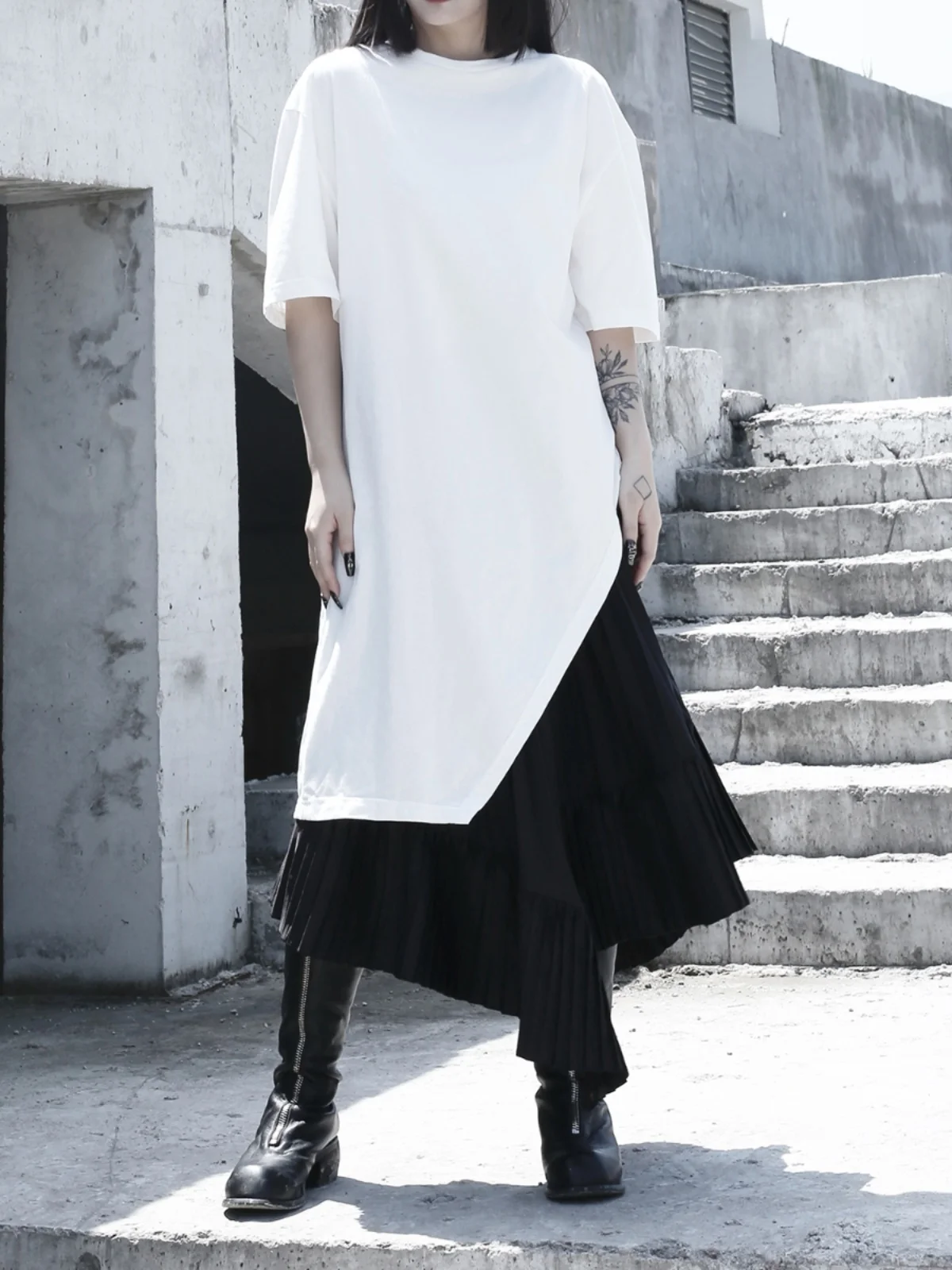 

SuperAen 2024 Summer New Arrival Original Niche Dark Asymmetrical Irregular Loose T-shirt