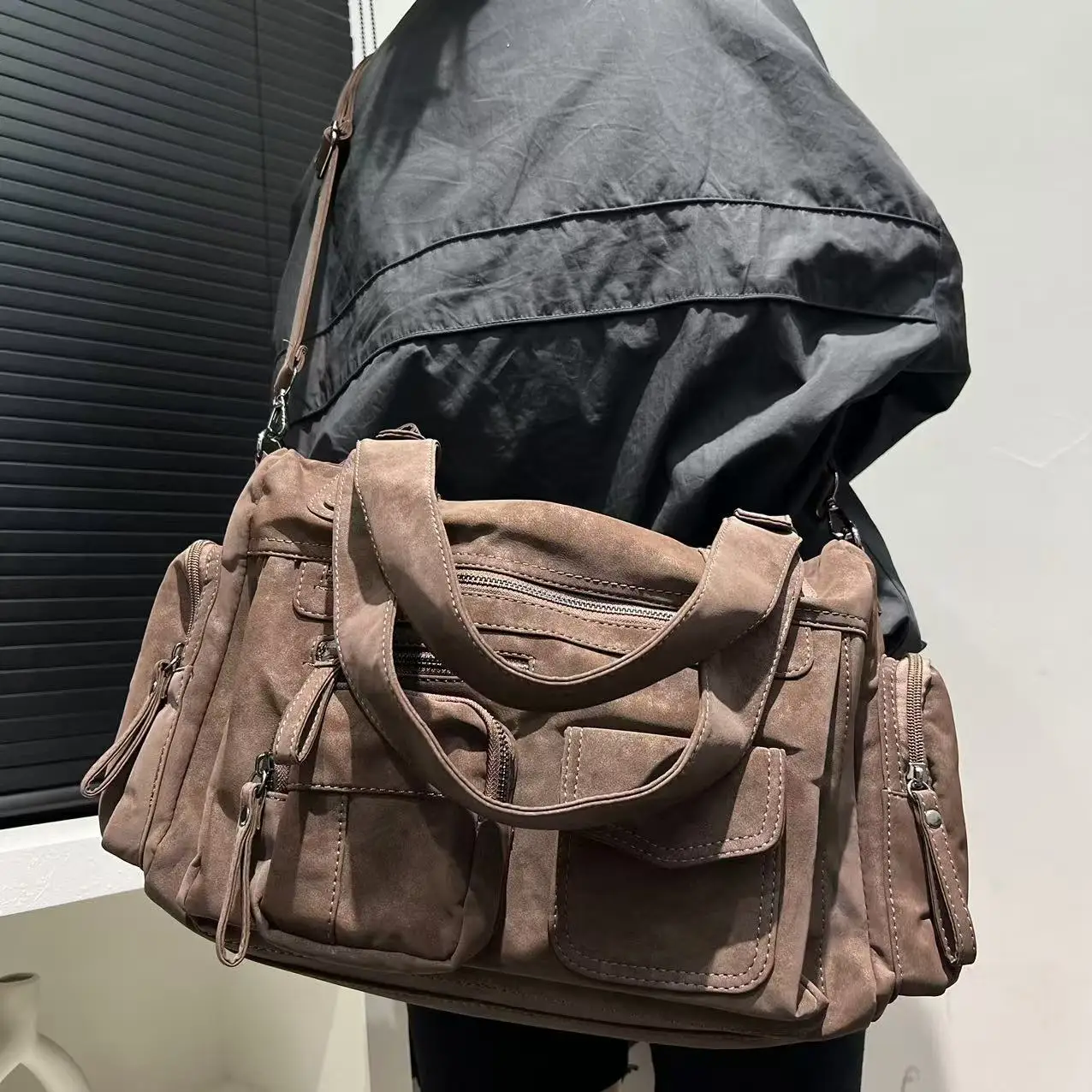 Damenmode Y2K Hot Girl Punk Motorradtasche Große Kapazität Multi Reißverschlusstasche Wildleder Einzelne Schulter Diagonal Cross Handtasche – Detail 25