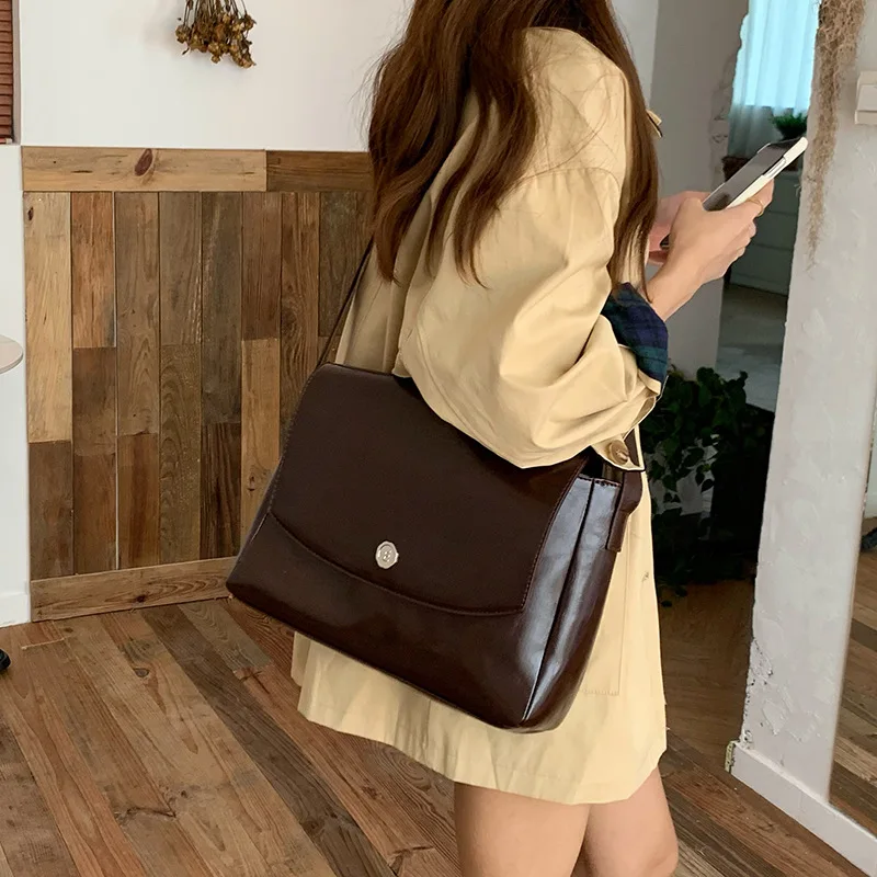 

Korean Version High-capacity Commuting Oil Wax Leather Messenger Bag Retro Texture and Niche Design Crossbody Tote Bag Briefcase
