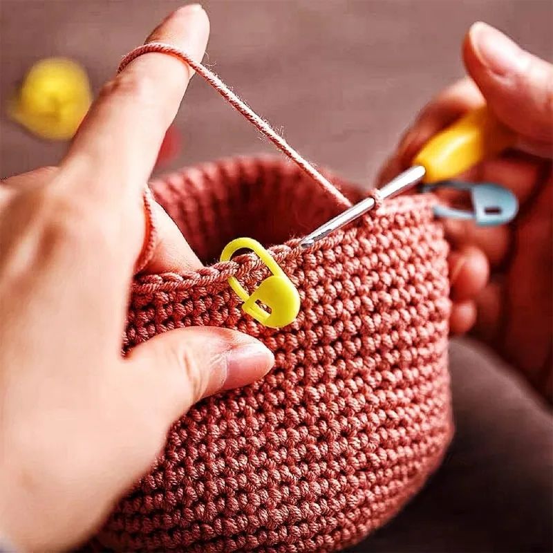 Description Picture 3 of item50/100PCS Colorful Plastic Clips Locking Stitch Markers Anti Release Pin Button Crochet Latch Knitting Tools Sewing Clip Hooks