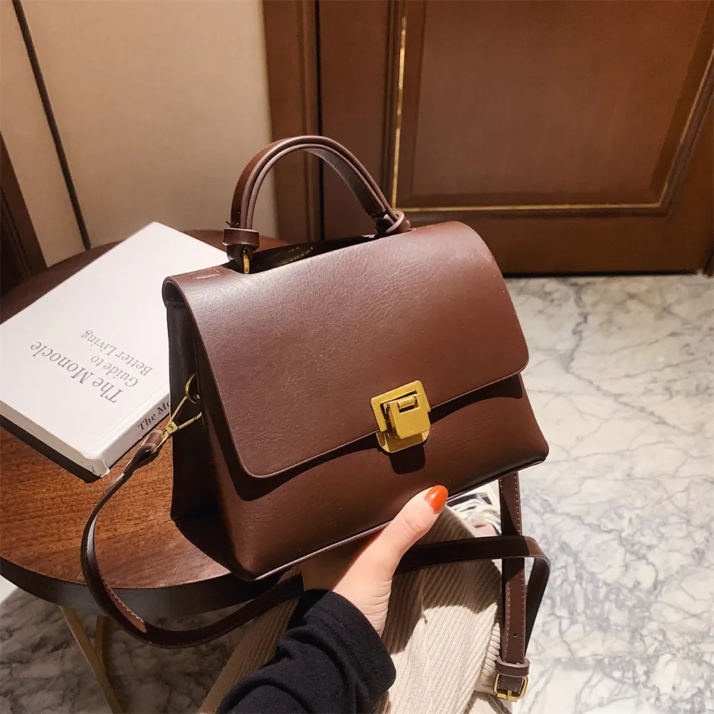 Retro-Handtaschen für Damen 2023, neue Designer-Umhängetasche, Klappenform, reine Farbe, Schulter-Umhängetaschen mit goldener Haspe_voghion.com