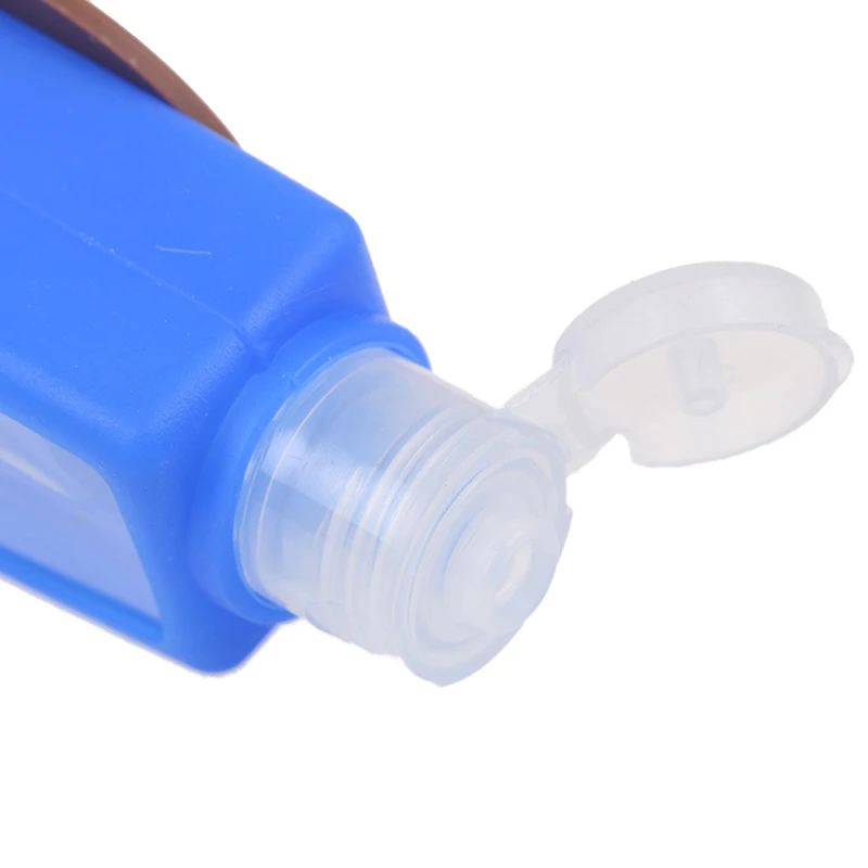 Gel hydroalcoolique 30ml en silicone, bouchon ouvert prêt à l'emploi.