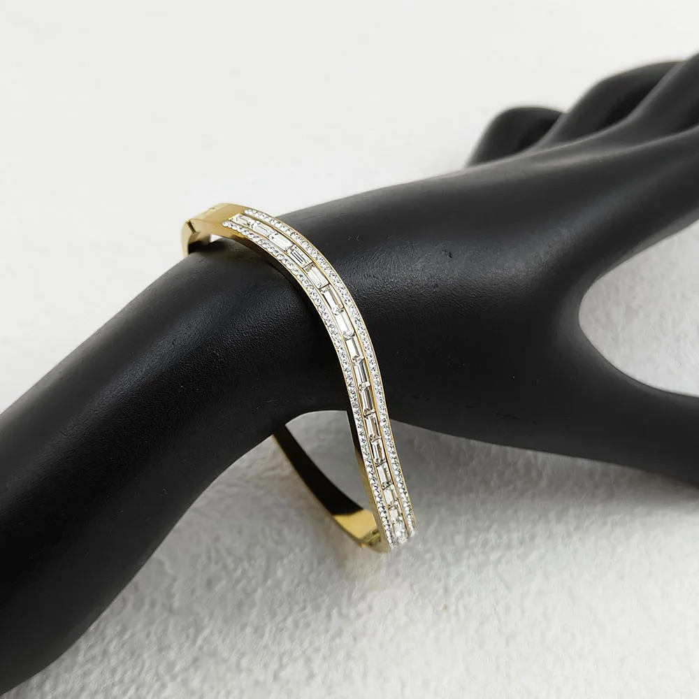 Fashionable and simple style diamond-inlaid stainless steel 18K feminine bracelet, worn in casual, work and other scenarios 6