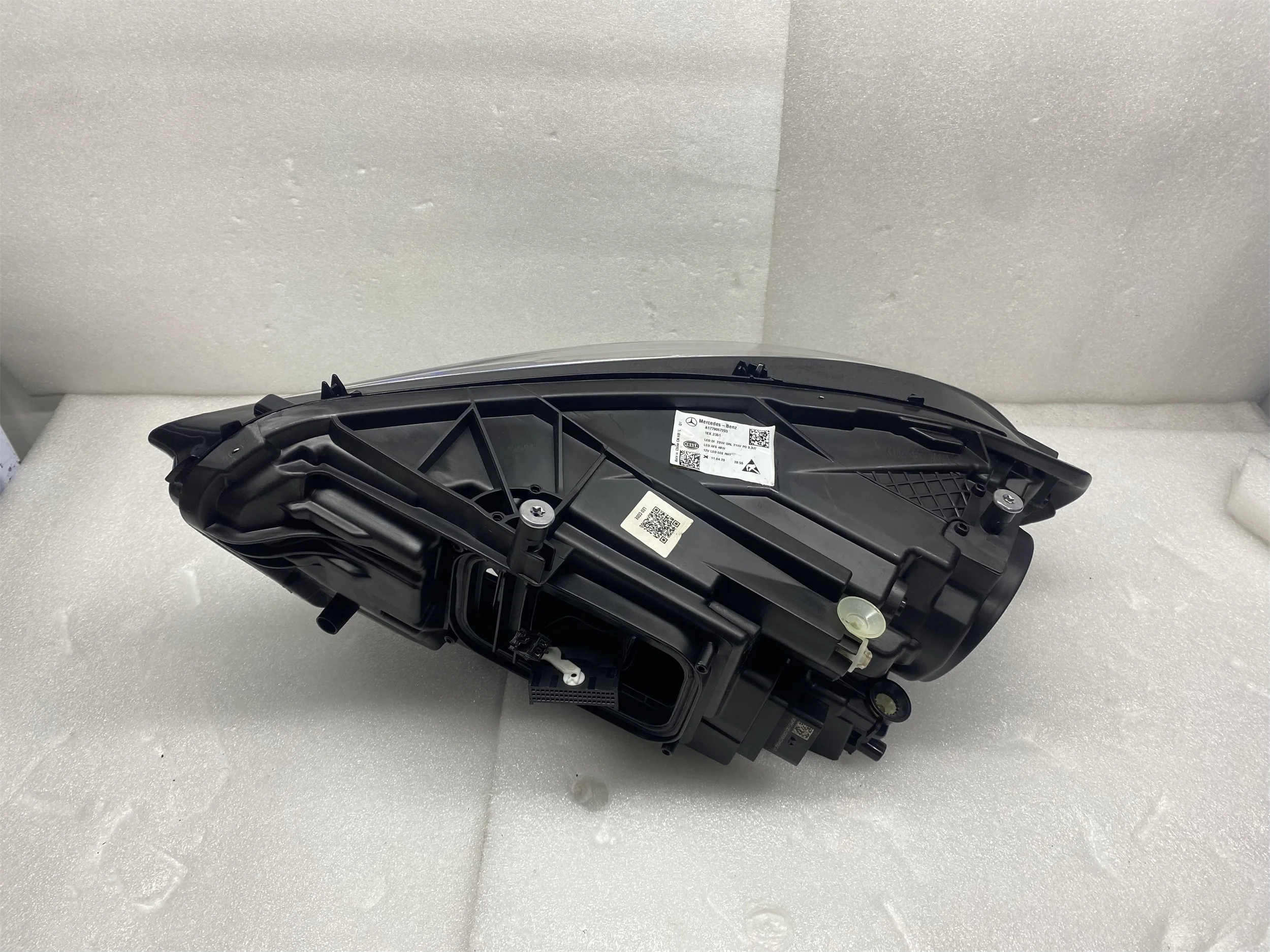 メルセデス・ベンツ Aクラス 左ヘッドライト A176 906 61 00 Mercedes-Benz メルセデス・ベンツ 純正 LED ヘッドランプ 右側