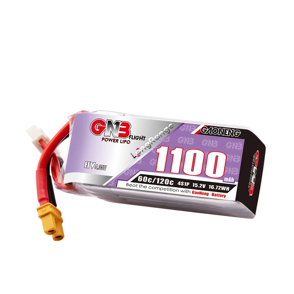 Batterie Lipo GNB 15.2V 1100mAh 60C 4S 1P posée à côté d'une voiture RC