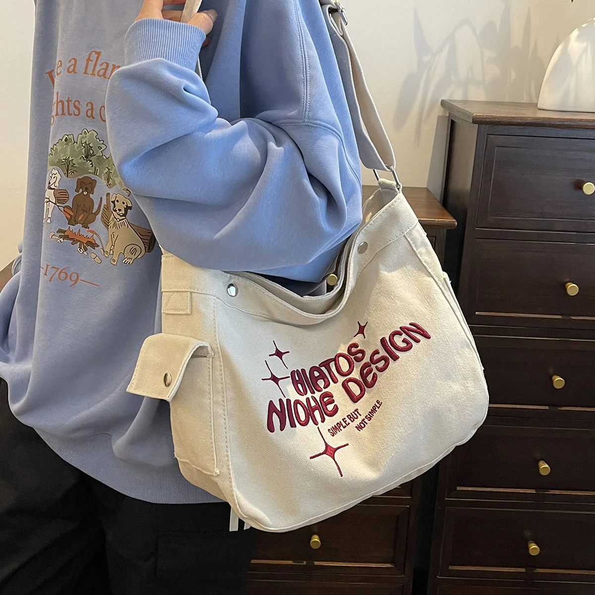 

Simple Canvas Bag Women's Large Capacity Shoulder Bag Embroidered Versatile Fashion Student School Tote Bag Bucket Bag