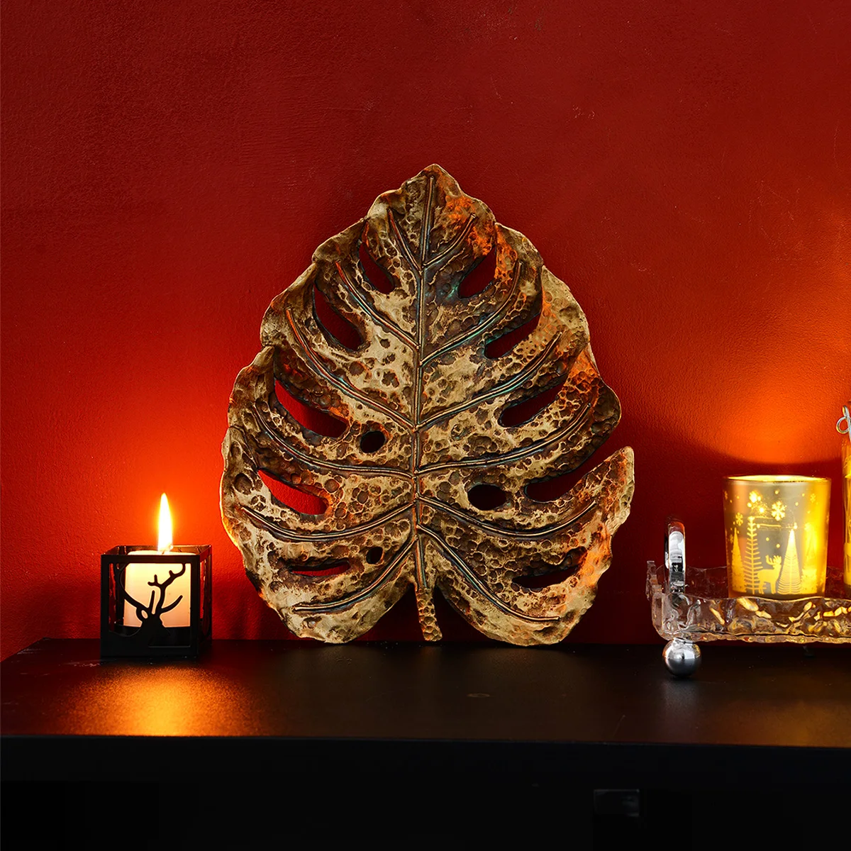 1PC, a European-style antique golden leaf-shaped pendant made of resin, suitable for home decoration and photography props