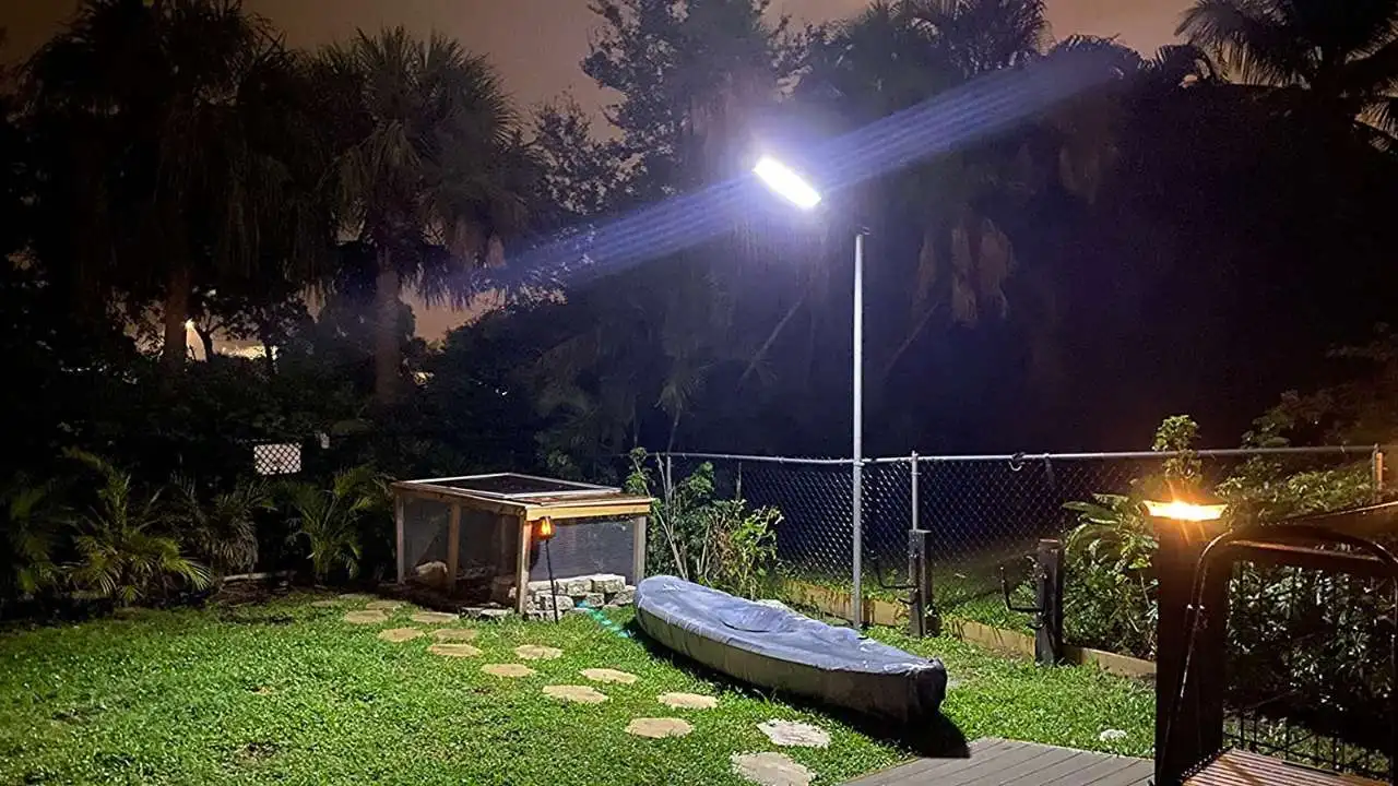 Lampe-solaire-exterieur-eclaire-automatiquement-jardin-nuit