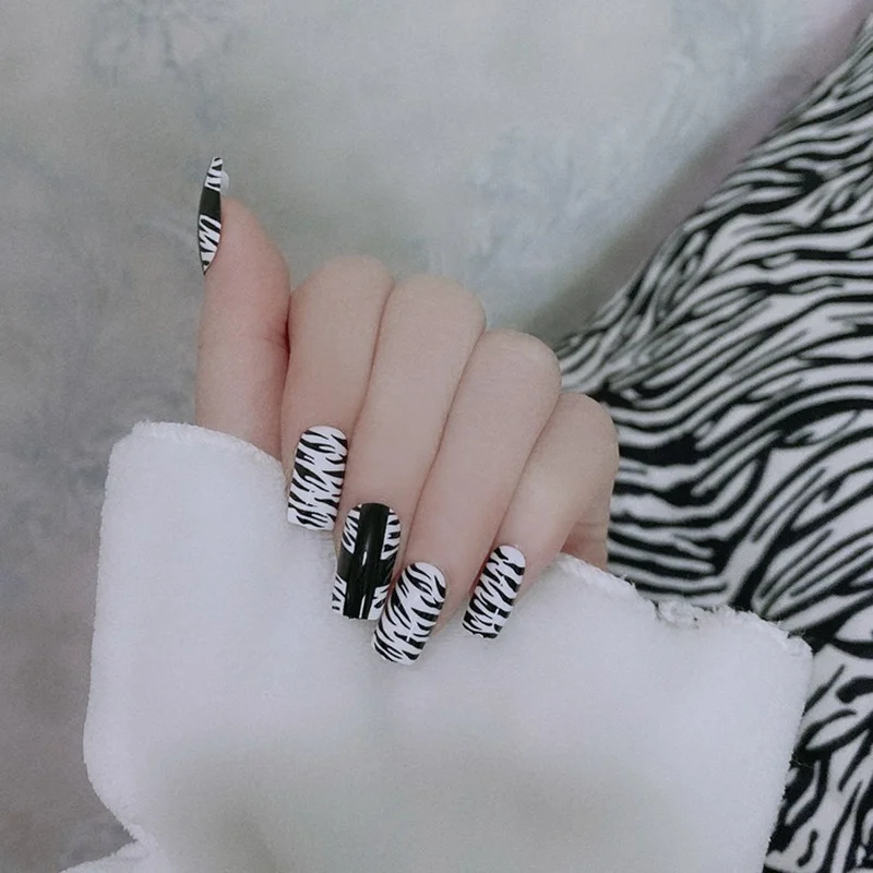 

24pcs Fake Nail Tips Wear Armor Artificial False Nails Striped Black and White Designs Removable Nail Patch Press on Nails P158