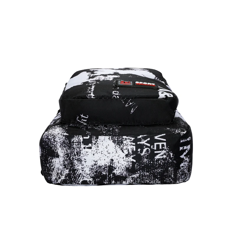 Adjustable shoulder strap, zipper closure, lightweight messenger bag, can also be used as a chest bag or sports bag