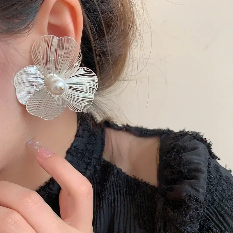 

Silver Metal Hollow Flower Women's Earrings Korean Luxury Imitation Pearl Fashion 2024 Banquet Dangle Earrings For Women Jewelry