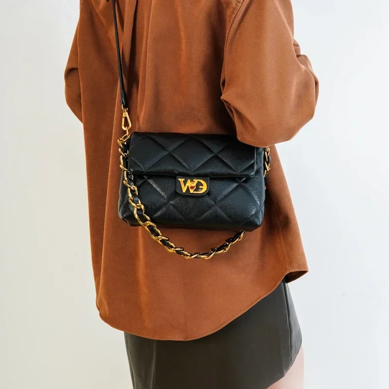 

2024 New Fashion Design Women Metal Chain Shoulder Bag Simple Lingge Ladies Leisure Shopping Flip Cover Crossbody Tote Bag