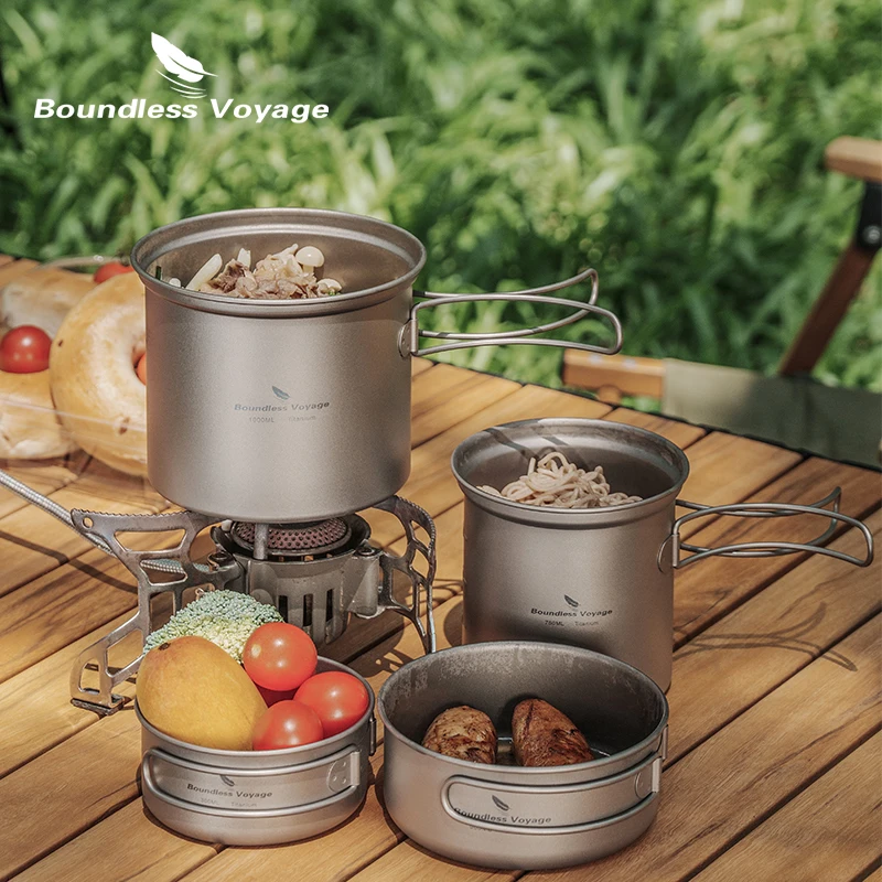 Pot en pan gevuld met eten op een houten tafel buiten