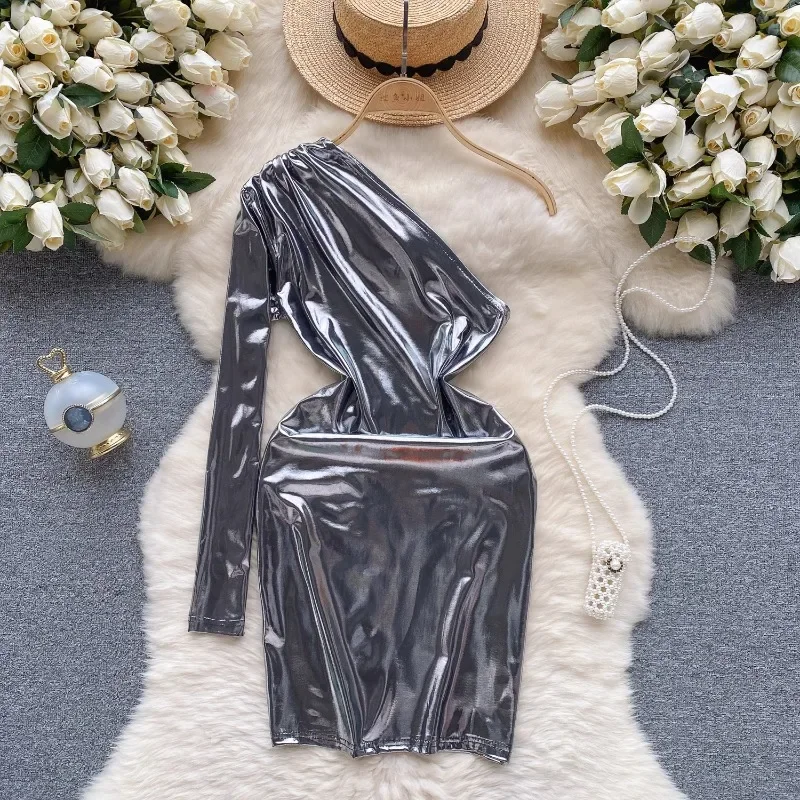 

Женское облегающее платье с одним плечом и длинным рукавом