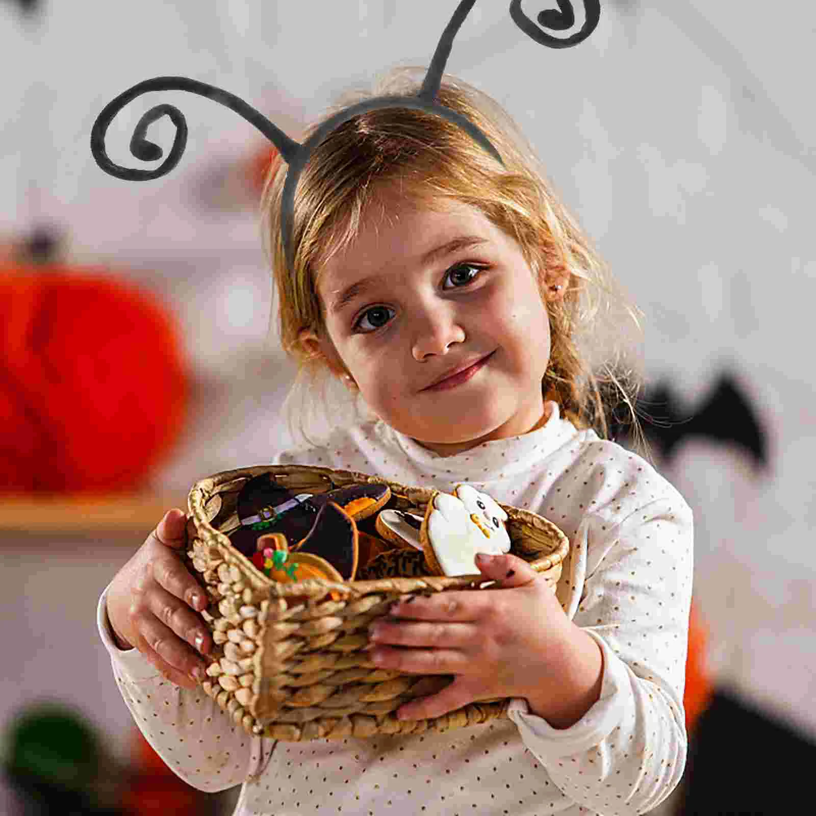 Рисунок 6 - Женские костюмы, обручи для волос