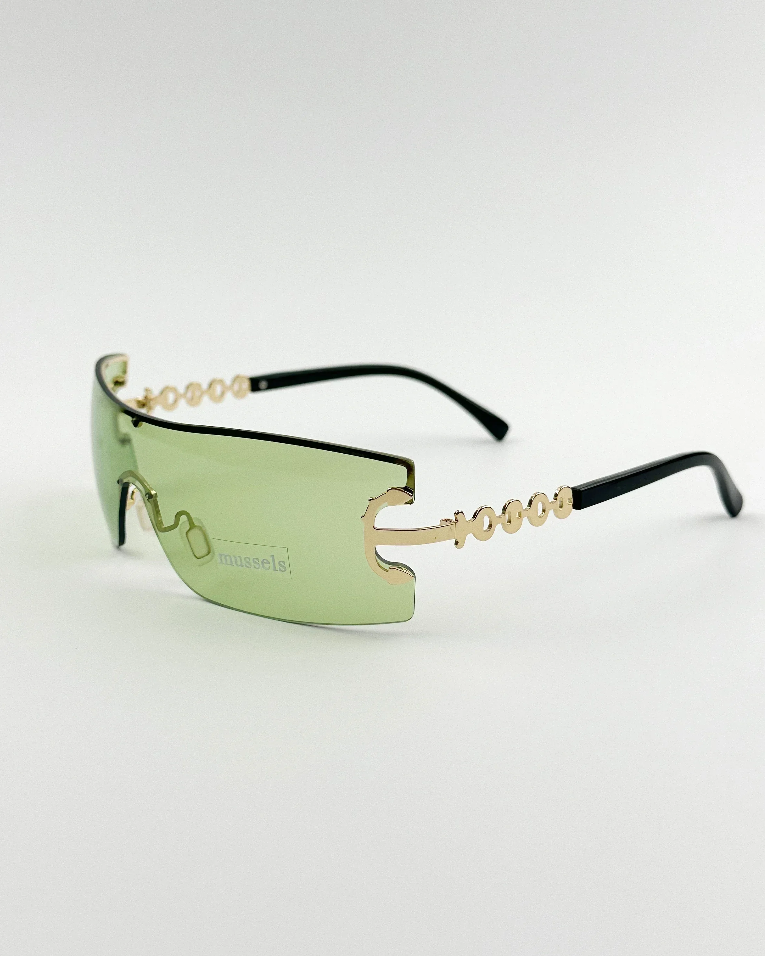 Рисунок 2 - Темные очки Y2K в стиле ретро с вогнутым дизайном