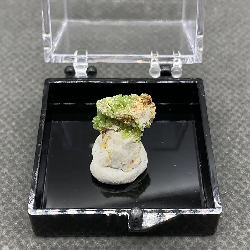 100% natural pyromorphite original stone mineral specimen cured crystal gem collection. +Box size：35*35*35mm