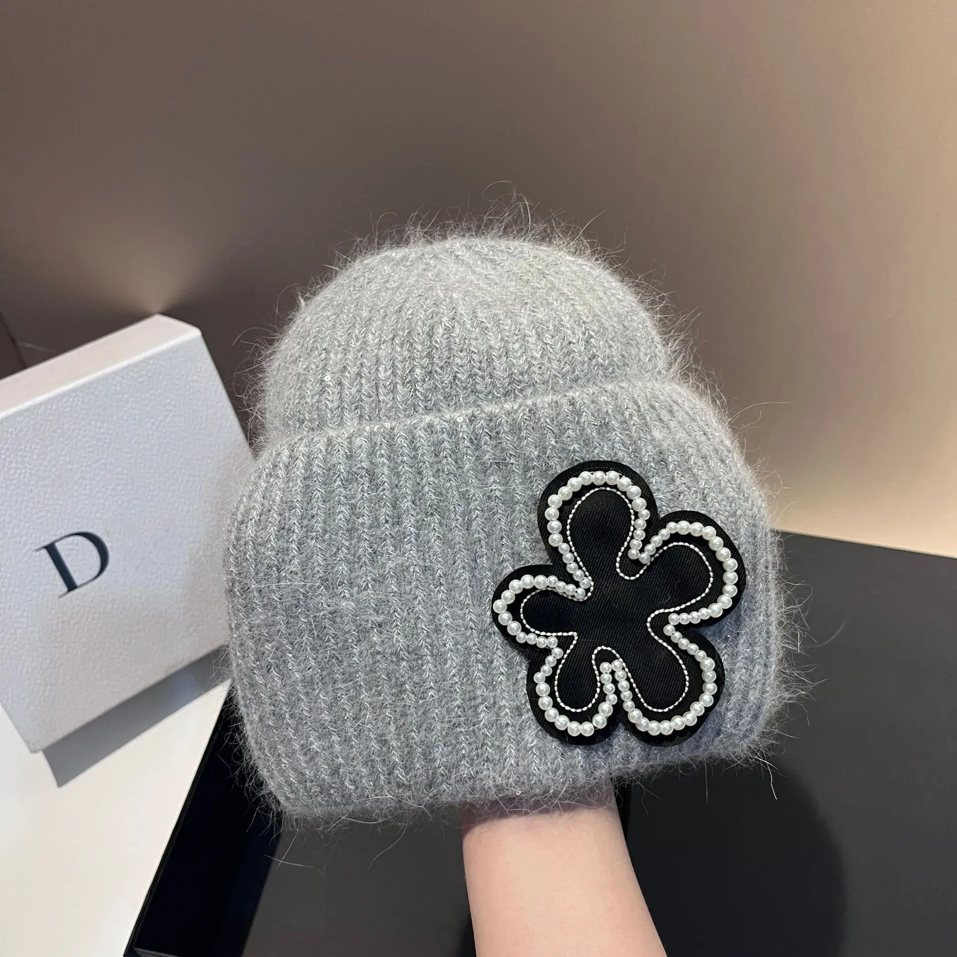 Chapeau de bonnet de fleur de perle à la mode hiver nouveau chapeau en tricot de fourrure de lapin à paillettes gluantes douces en plein air polyvalent léger chapeau de luxe femmes_voghion.com