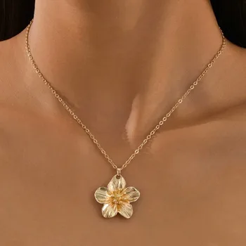 Collana con ciondolo fiore stile dopamina dorata per donna 2025 Nuova tendenza Girocollo rugoso Accessori per regali di nozze 1