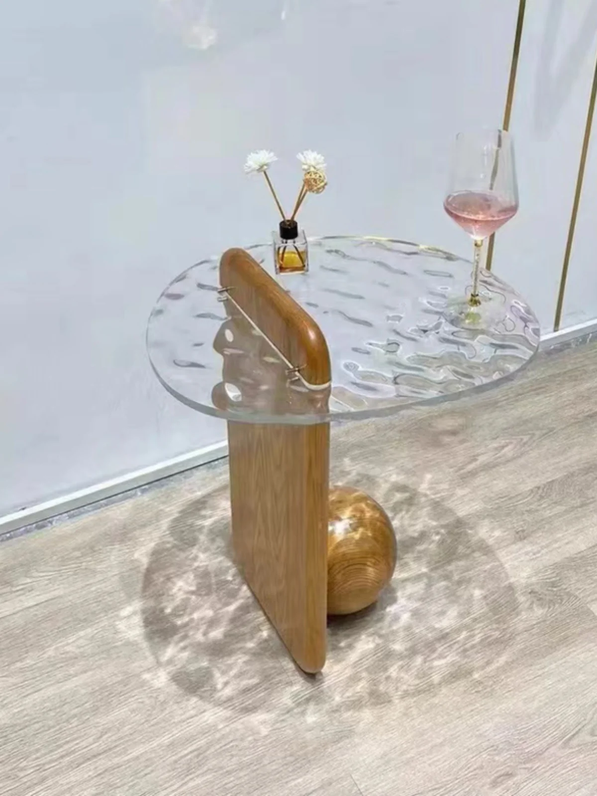 

Напольная Лампа в скандинавском стиле с краями из твердой древесины и водой из волнистого стекла