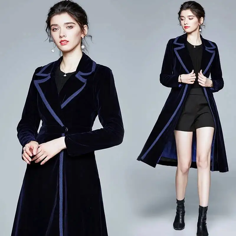 Cappotto doppiopetto da donna con revers tinta unita autunno e inverno 2023