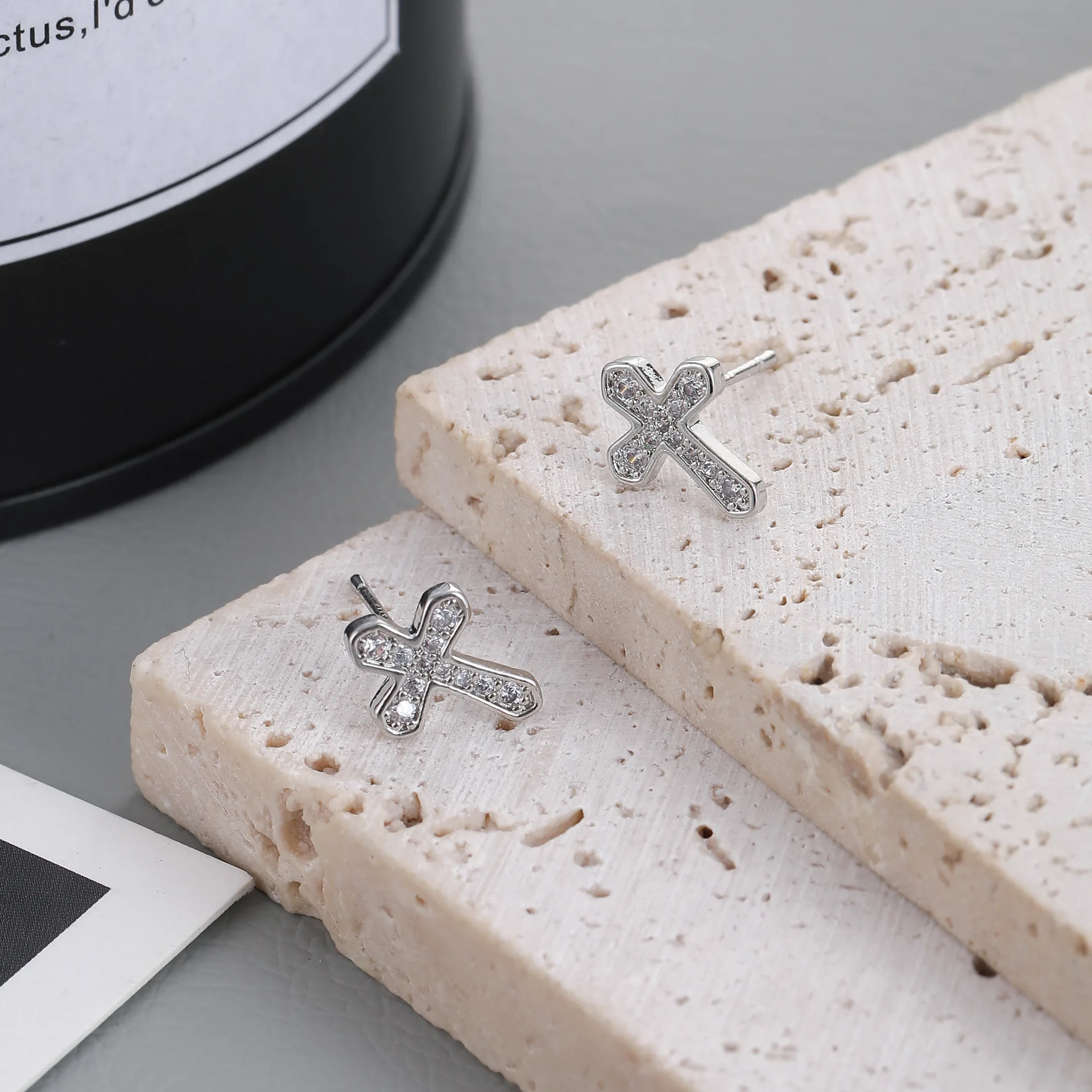 Orecchini a bottone con croce in argento 925 con strass per donna Uomo Nuovo design Senso croce senza foro per l'orecchio Clip per l'orecchio Gioielli per feste  36